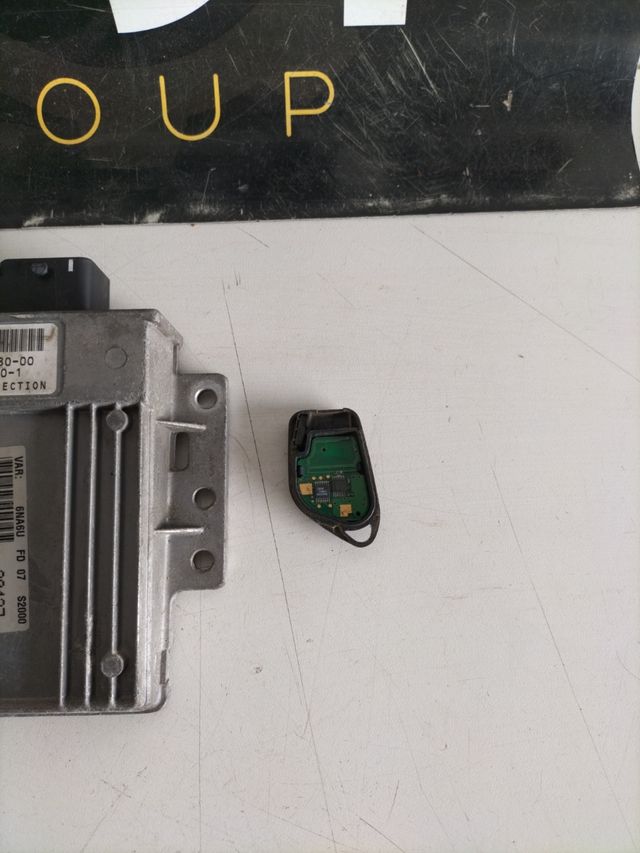 Centralita motor Peugeot Citroën 1.8 +Plip
Referencia original : 9645027280