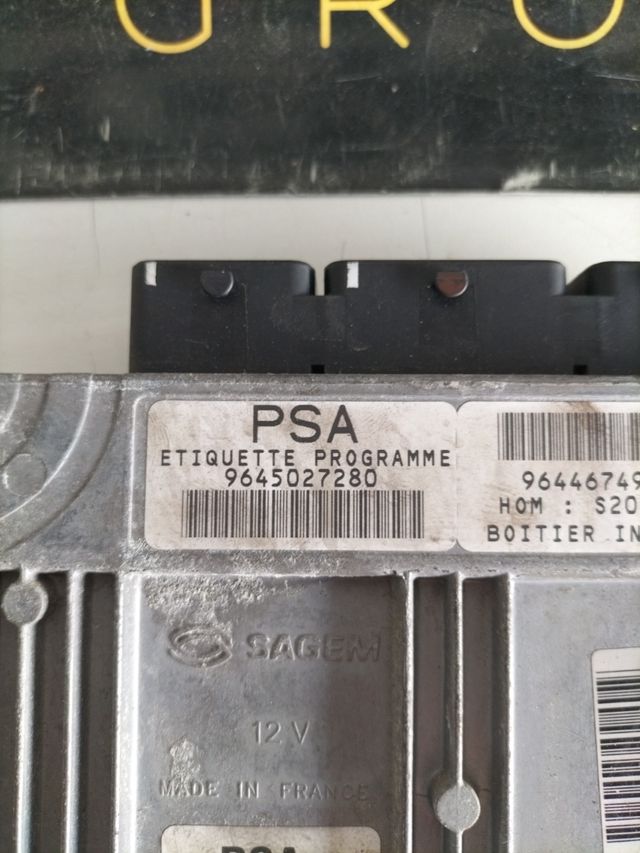 Centralita motor Peugeot Citroën 1.8 +Plip
Referencia original : 9645027280