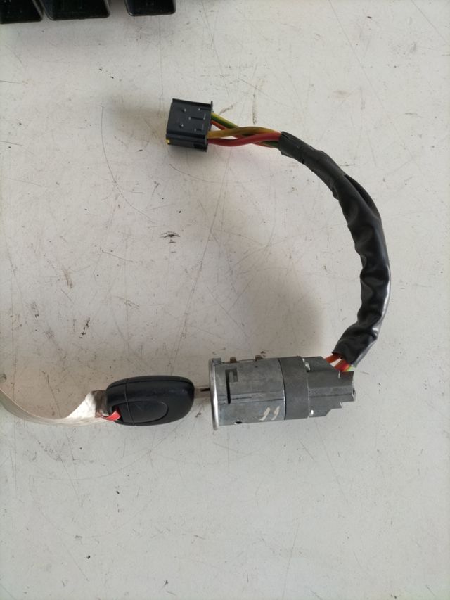 Centralita motor Renault + PLIP
Referencia original : 82000454467-82004002246
sim32
Referencia Siemens : S120201108 B