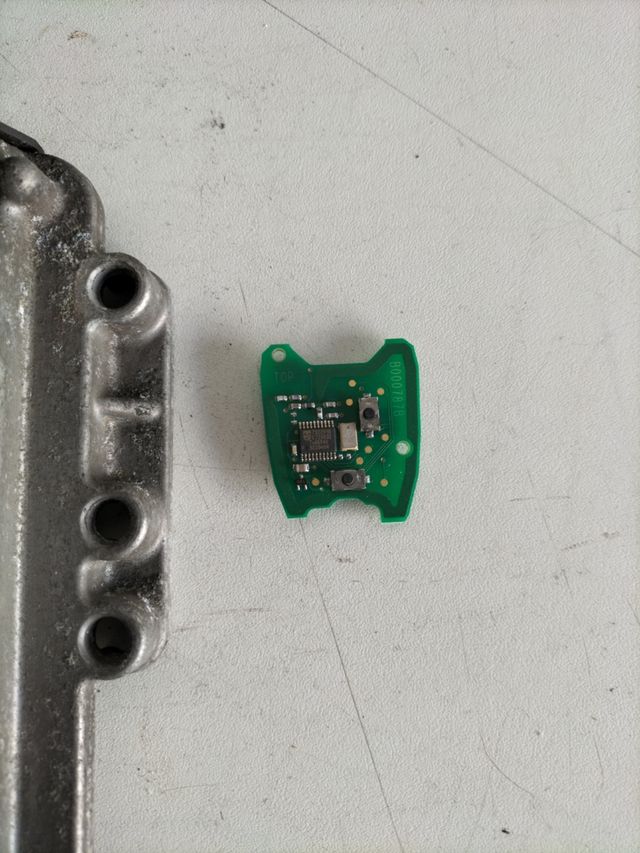 Centralita motor Peugeot Citroën + PLIP
Referencia Bosch : 0281012468
Referencia original : 9656161680 EDC16C34