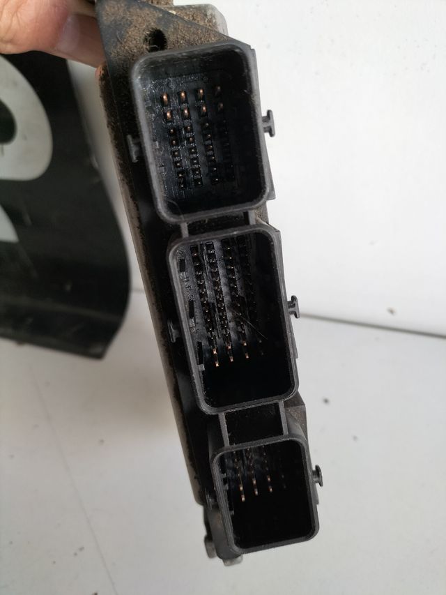 Centralita motor Peugeot Citroën                                   ( immo off - sin codigo) Referencia Bosch : 0281012524 Referencia original : 9657699480 - 9662517080 EDC16C34