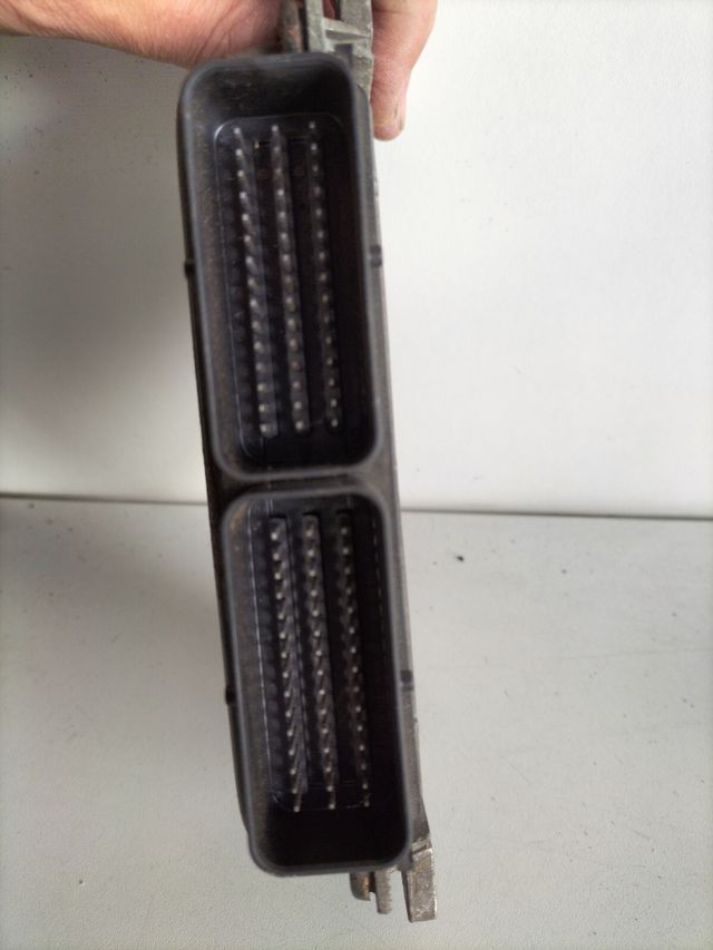 Centralita motor Renault Referencia original : 8200035891 - 7700110471 Referencia Siemens : S110030054 (codigo interno : ECU0200)