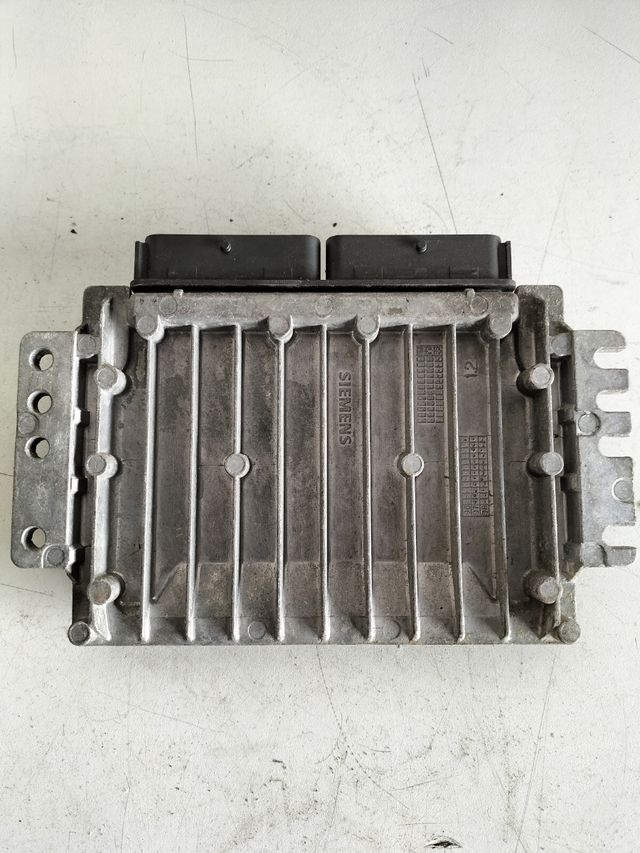 Centralita motor Renault Referencia original : 8200035891 - 7700110471 Referencia Siemens : S110030054 (codigo interno : ECU0200)