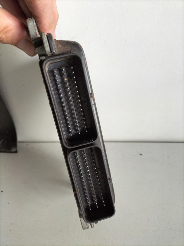 Centralita motor Renault Referencia original : 8200046491 - 7700114024  /Referencia siemens : S110010303 Sirius 32  Renault clio automatica 1.4 gasolina