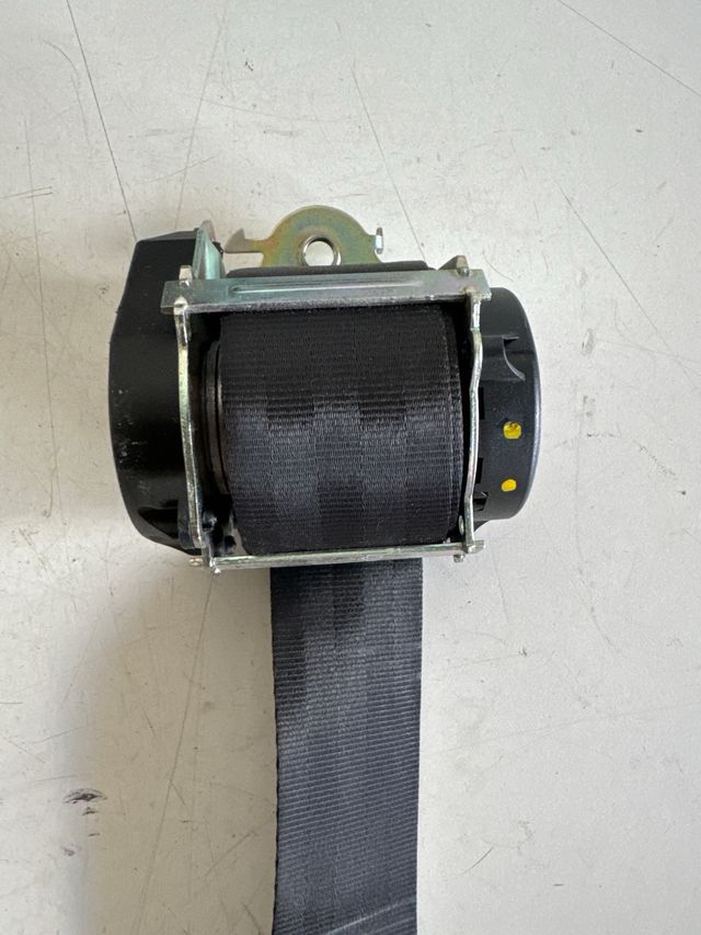 Cinturon de seguridad trasero derecho Renault clio 4 / captur 2012-2020 referencia original : 888404130R