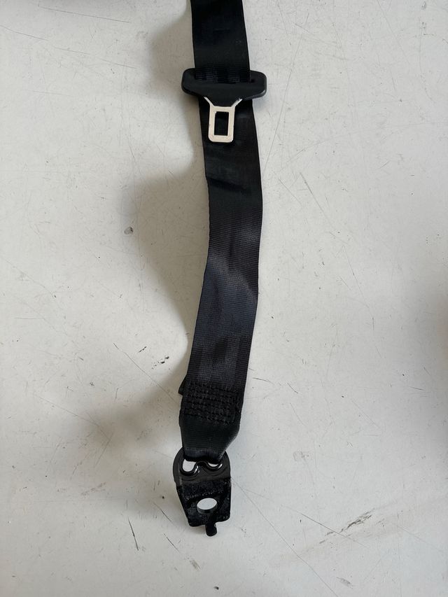Cinturon de seguridad trasero derecho Renault clio 4 / captur 2012-2020 referencia original : 888404130R