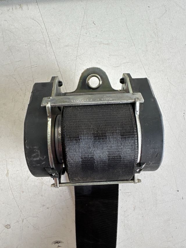 Cinturon trasero derecho volkswagen golf V Referencia original  : 606471400 / 1k6857806