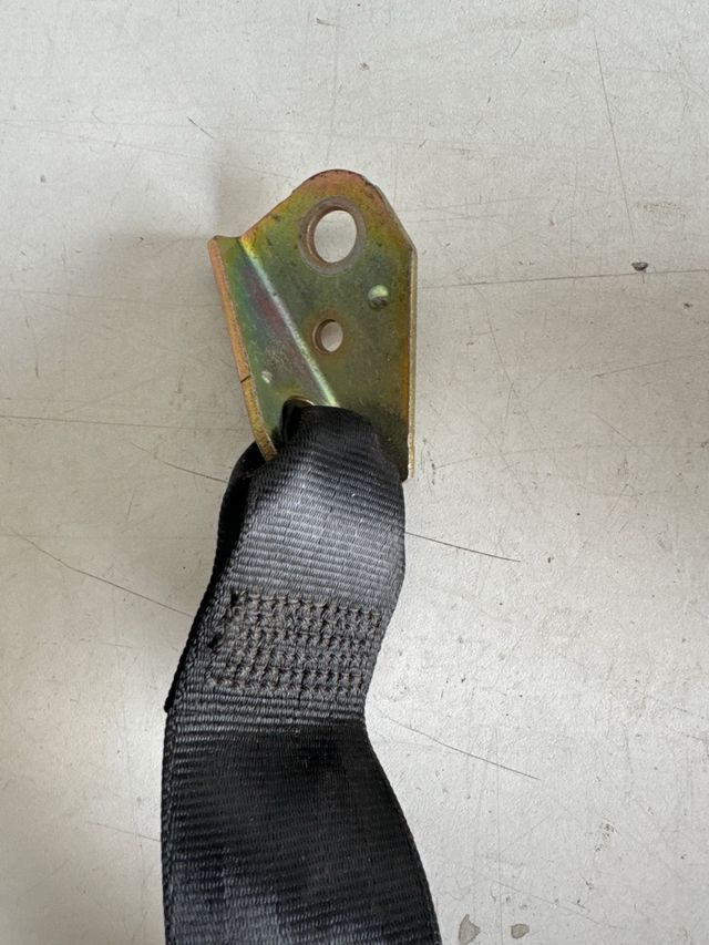 Cinturon trasero derecho volkswagen golf V Referencia original  : 606471400 / 1k6857806