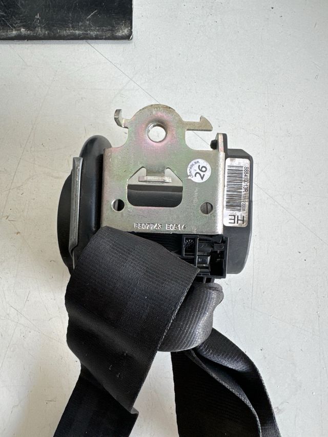 Cinturon de seguridad trasero izquierdo renault megane III 2009-2016 Referencia original : 888410013R