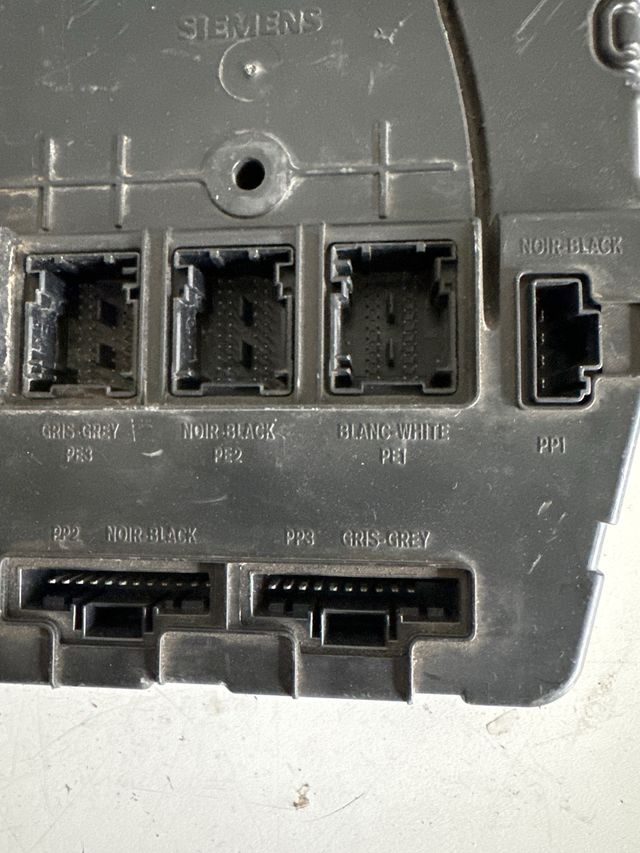 Caja de reles / fusibles renault scenic II Referencia Renault : 8200606831