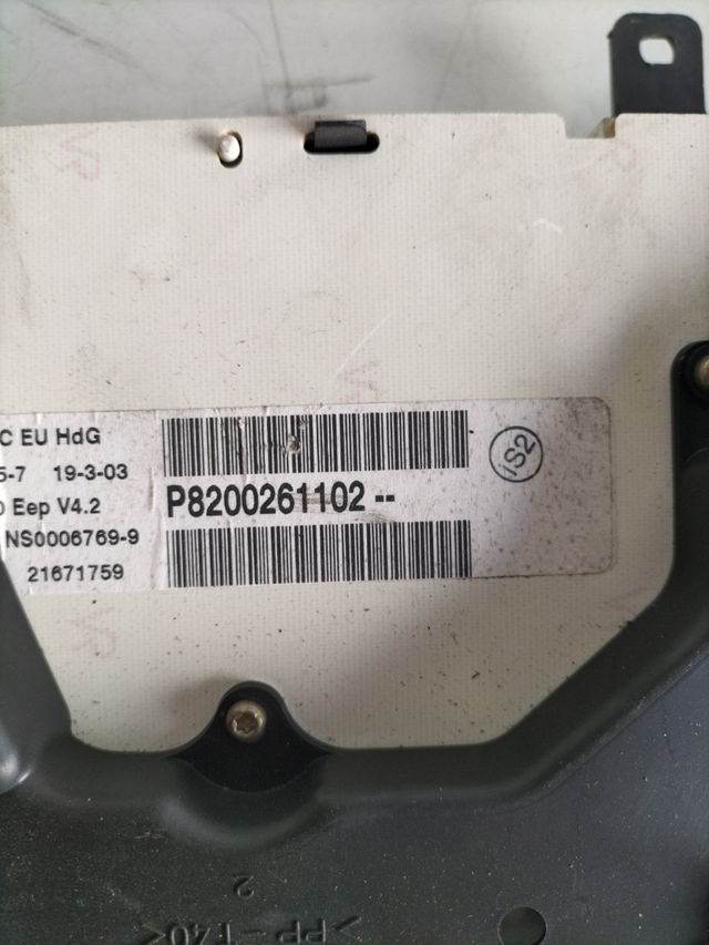 Cuadro de instrumentos Renault clio II 8200261102