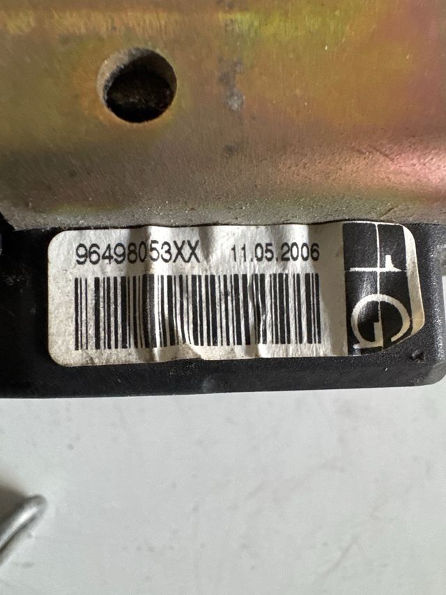 Cinturon de seguridad delantero izquierdo Peugeot 207, 3 puertas referencia original : 96498053XX