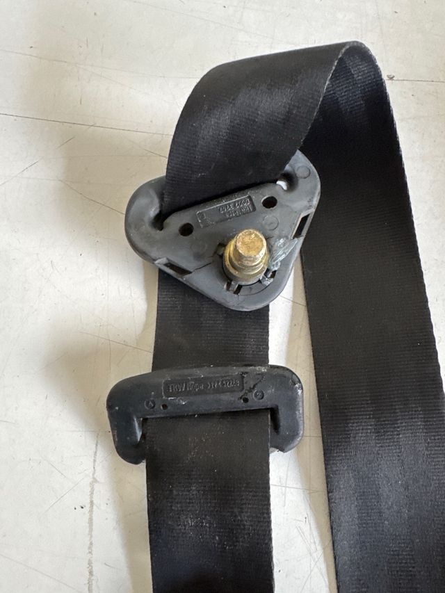 Cinturon de seguridad delantero derecho Renault master II Referencia : 40102