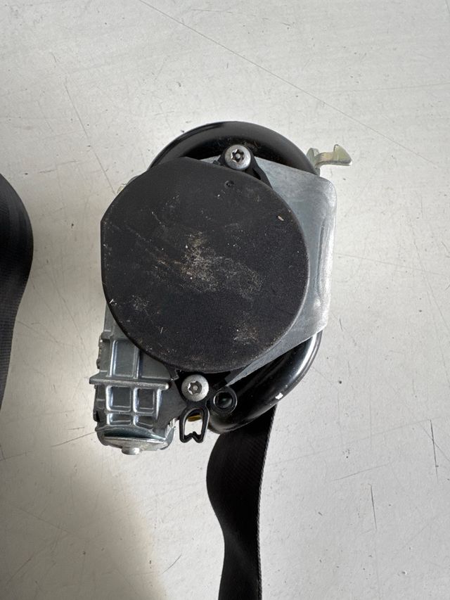 Cinturon de seguridad trasero derecho / izquierdo / central Renault trafic II / Opel vivaro II / Nissan primastar II 2001-2014 referencia original: 696527 / 8200696527 / 59769
