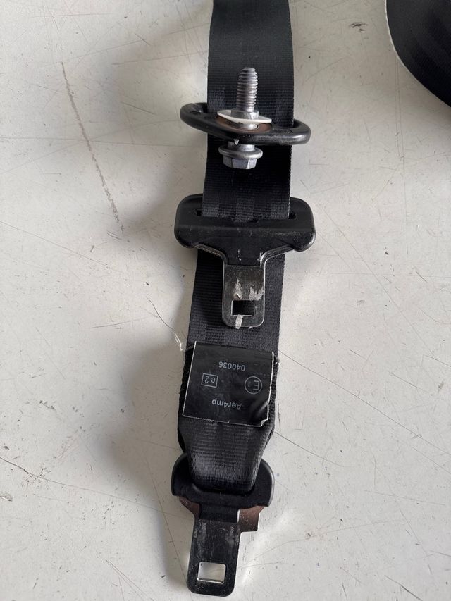 Cinturon de seguridad trasero derecho / izquierdo / central Renault trafic II / Opel vivaro II / Nissan primastar II 2001-2014 referencia original: 696527 / 8200696527 / 59769