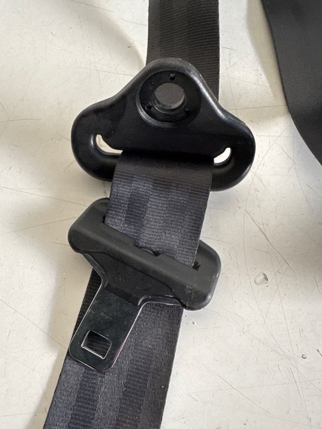 Cinturon de seguridad trasero derecho Peugeot 207, 5 puertas Referencia original : 96738804XX