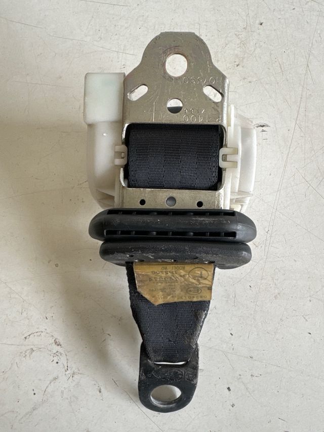 Cinturon trasero izquierdo Citroen c1 / Peugeot 107 / Toyota Aygo 2005-2014, 5 puertas Referencia original : 7P2200