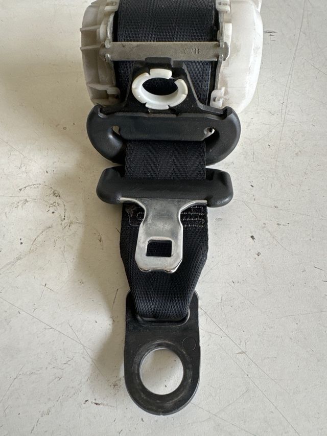 Cinturon trasero izquierdo Citroen c1 / Peugeot 107 / Toyota Aygo 2005-2014, 5 puertas Referencia original : 7P2200