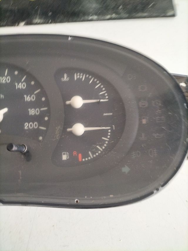 Cuadro de instrumentos Renault clio 2            
Referencia original : 7700410442