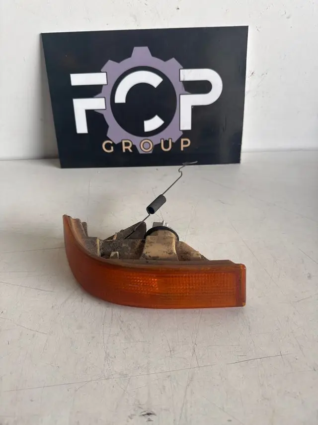 Intermitente delantero derecho de color naranja para Renault R5.