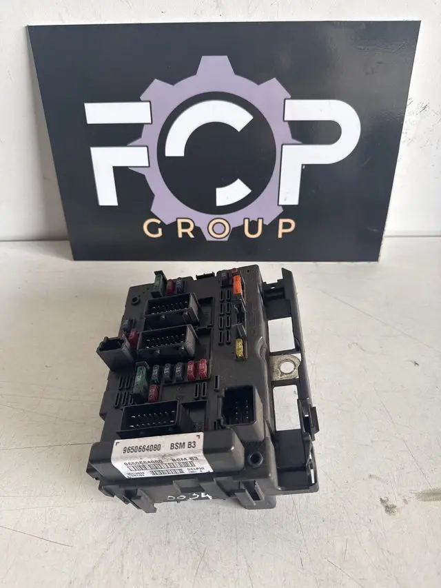 Caja de reles / fusibles BSM B3 Peugeot / Citroën                   Referencia original : 9643498880 Referencia Siemens : T118470003