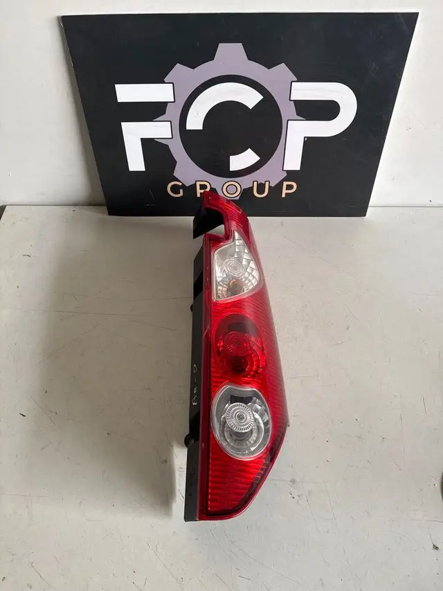 Piloto Derecho Renault Kangoo 2008 -2013 con portalampa Referencia original  :  8200419945 