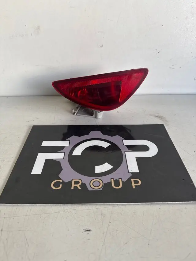 Piloto antiniebla trasero izquierdo para Renault Clio 3, serie 2. Referencia original : 8200776055 / 8200776116