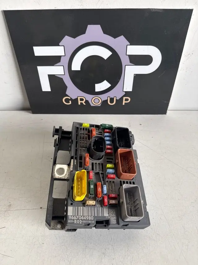 Caja de fusibles / relés BSM R02 Peugeot / Citroën Referencia original : 9667044980