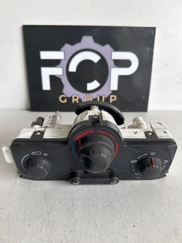 Mando climatizador Renault Kangoo II 2008-> Referencia : 5F2140100                                Observacion: una fijacion esta rota