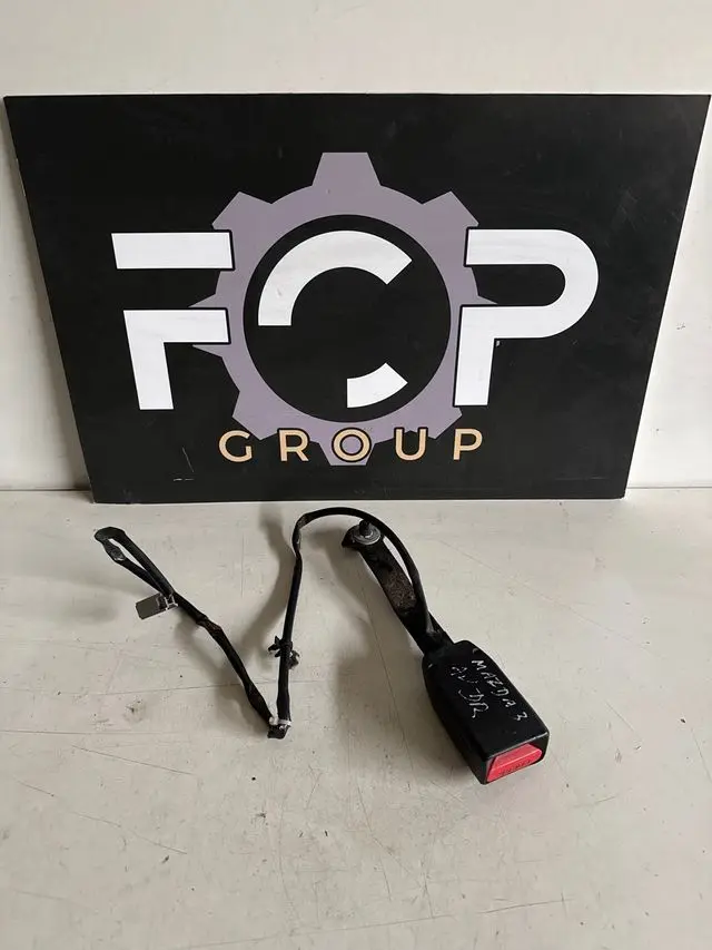 Enganche cinturón delantero izquierdo Mazda 3        2003-2009  Referencia : 6064099