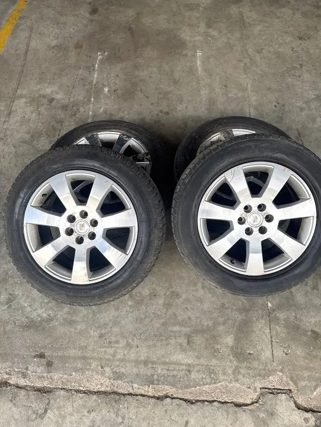 Juego de 4 llantas Cadillac SRX 3.6 V6 4X4 2003-2009 - Diseño de 7 radios dobles. - Acabado plateado. - Incluye neumáticos.