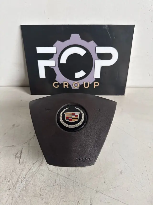 Airbag para volante en marrón oscuro de Cadillac SRX 2003-2009 - Logo de Cadillac en el centro. - Inscripción AIRBAG en la parte inferior.
