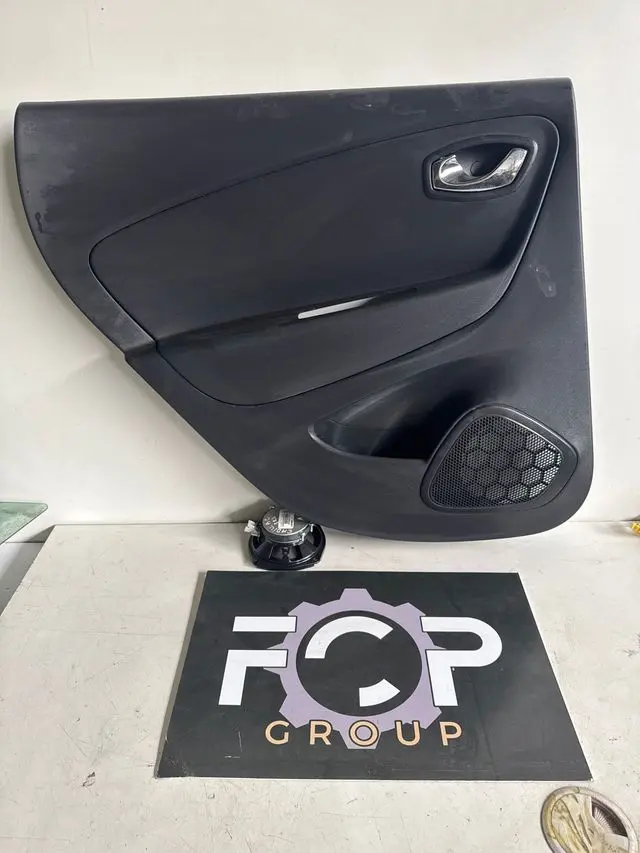 Panel de puerta trasero izquierdo para Renault Captur. Pieza de interior en color negro. Referencia original : 829A14575R