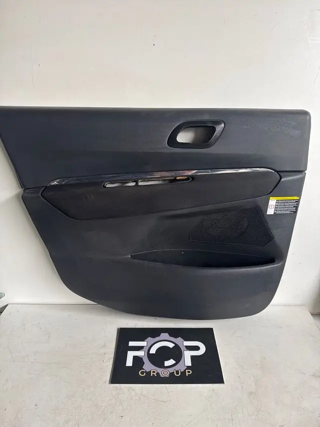 Panel de puerta delantero izquierdo para Mazda 3 2003-2009 Pieza de color negro con detalles cromados y rejilla para altavoz.                      Referencia original : 96830383ZE