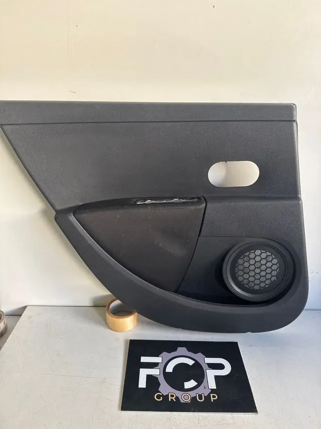 Panel de puerta trasero izquierdo Renault Clio III 4 puertas Referencia original : 8200293858