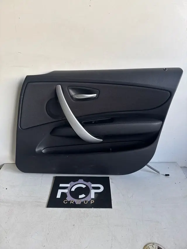 Panel de puerta delantera derecha para BMW Serie 1 E81. Referencia original : 8353465