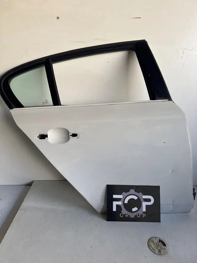 Puerta trasera derecha para BMW Serie 1. Observación : tiene pequeños golpes