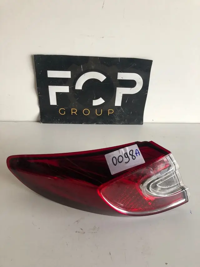 Piloto trasero izquierdo Renault megane III break Referencia original : 265550010R Observación : trocito de plástico roto. Precio rebajado.