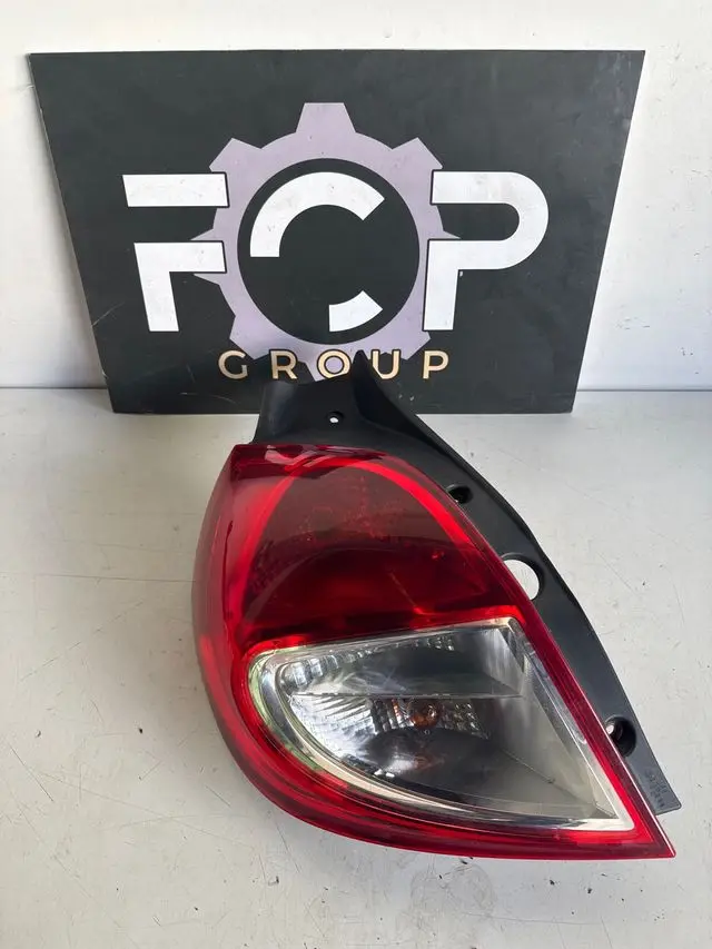 Piloto trasero izquierdo Renault Clio III 2009-2012 Referencia original : 8200776048