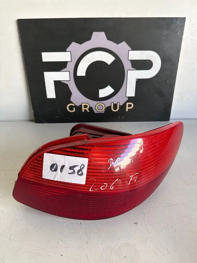 Piloto trasero derecho Peugeot 206 Referencia : 085501921RF Observación : trocito de plástico roto