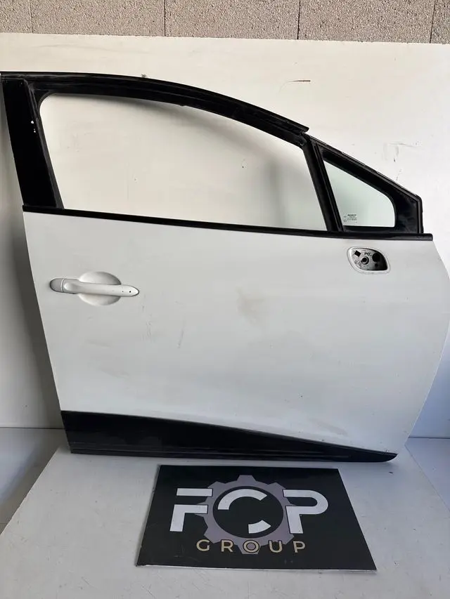 Puerta delantera derecha Renault Clio IV 2012-2020 en color blanco con detalles en negro. Referencia original : 801105546R