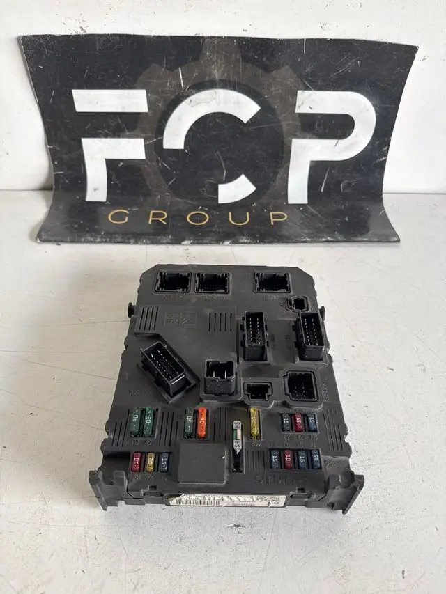 Caja de reles / fusibles Peugeot / Citroen C2, C3 Referencia PSA : 9652474480 Referencia Siemens : S118085200