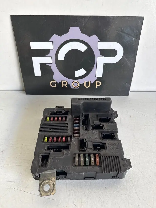 Caja de fusibles y relés UPC Renault Megane 2 Referencia Renault : 8200306033A Referencia Siemens : S118399300