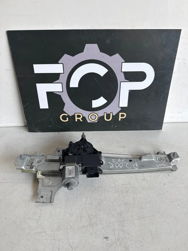 Elevalunas trasero izquierdo peugeot 208 / 2008 Referencia original: 9673154280 / 9674255180 / 0130822699 Fabricante: Bosch