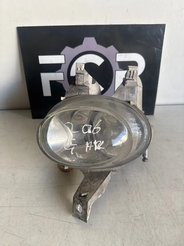 Faro antiniebla delantero izquierdo para Peugeot 206 seria 2 Referencia original : 9628734080