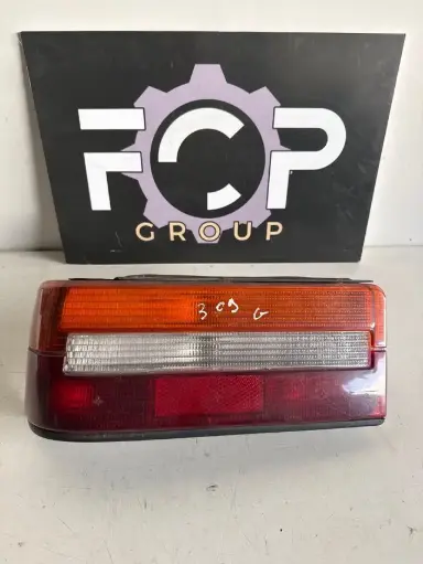 [FEU0051] Piloto trasero izquierdo Peugeot 309 Observación: esquina de plástico rota