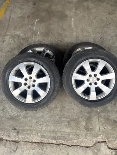 [JAN0001] Juego de 4 llantas Cadillac SRX 3.6 V6 4X4 2003-2009 - Diseño de 7 radios dobles. - Acabado plateado. - Incluye neumáticos.