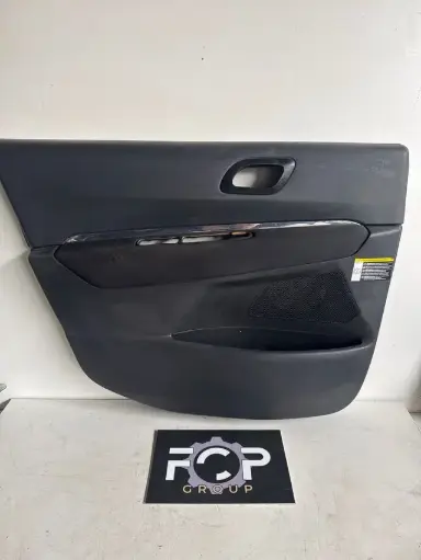 [GARN-P0022] Panel de puerta delantero izquierdo para Mazda 3 2003-2009 Pieza de color negro con detalles cromados y rejilla para altavoz.                      Referencia original : 96830383ZE