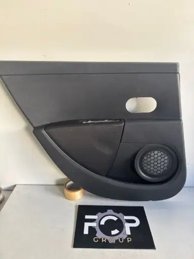 [GARN-P0001] Panel de puerta trasero izquierdo Renault Clio III 4 puertas Referencia original : 8200293858