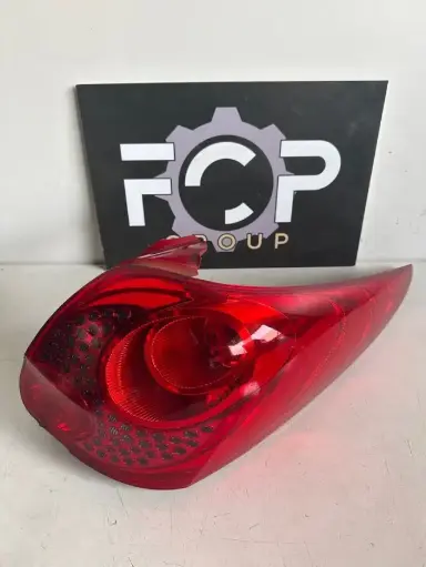 [FEU0093] Piloto trasero derecho Peugeot 207 SW Observación : pequeño trozo de plástico roto